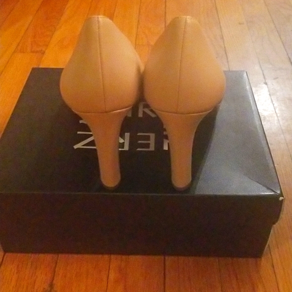 Naturalizer Shoes - Picture 2 of 5